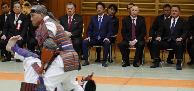 Shinzo Abe (centro, con corbata azul) y Vladimir Putin (segundo por la derecha), el pasado viernes en una exhibición de judo en Tokio.