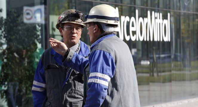 Imagen de archivo de dos trabajadores de Arcelor.