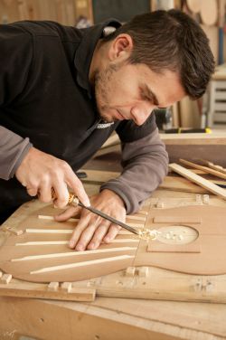 Federico Mateos trabajando las tapas de la guitarra.