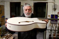 Gerónimo Mateos muestra el modelo archtop.