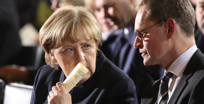 La canciller de Alemania, Angela Merkel, y el alcalde de Berlín, Michael Mueller, en homenaje a las víctimas de la matanza del mercado de Navidad en la capital alemana. REUTERSMichael KappelerPool