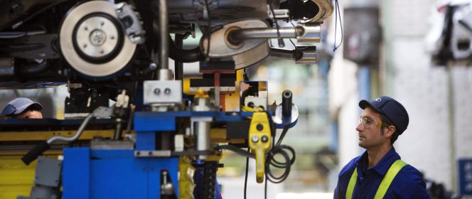 Un trabajador en la cadena de montaje de la factoría de Ford.