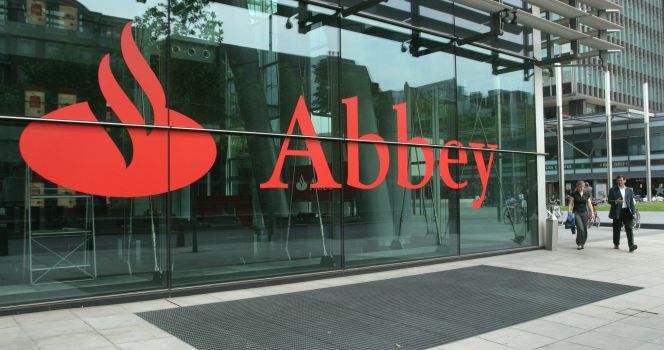 Imagen de archivo de una sucursal de Abbey poco después de su compra por Banco Santander.