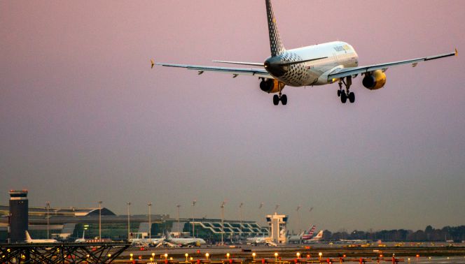 Un avión de Vueling toma tierra en el aeropuerto barcelonés de El Prat.