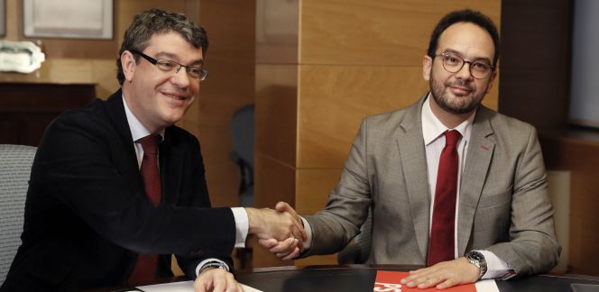 El ministro de Energía, Álvaro Nadal, saluda al portavoz parlamentario del PSOE, Antonio Hernando, en la firma del pacto sobre pobreza ener´gética.