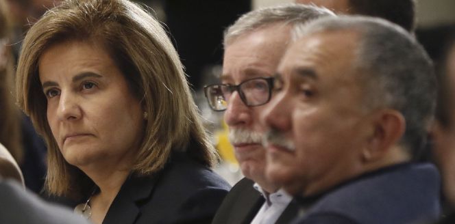 La ministra de Empleo y Seguridad Social, Fátima Báñez, acompañada de los secretarios generales de UGT y Comisiones Obreras, Josep María Álvarez (d), e Ignacio Fernández Toxo (centro).