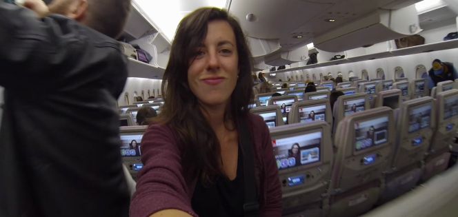 Olaya, una de las ganadoras del concurso Vuelve a casa por Navidad de este año, al iniciar el vuelo que la ha traído a Barcelona desde Sídney.