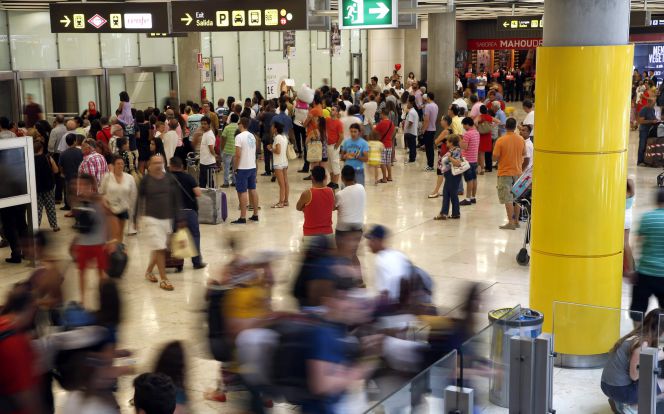 Viajeros en la zona de llegadas de la T4, en el aeropuerto Adolfo Suárez Madrid-Barajas. EFEArchivo