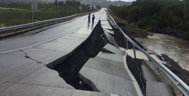 Personas caminan por una carretera destruida en la isla de Chiloe (Chile).