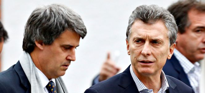 El presidente argentino, Mauricio Macri (dcha) junto al ahora destituido ministro de Hacienda y Economía Alfonso Prat-Gay en una imagen de archivo.