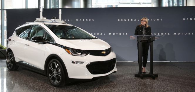 La presidenta y CEO de General Motors, Mary Barra, junto a un modelo de vehículo autónomo Bolt.