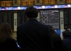 El Ibex 35, casi plano, se aleja de cerrar el año en tablas El Ibex 35, casi plano, se aleja de cerrar el año en tablas