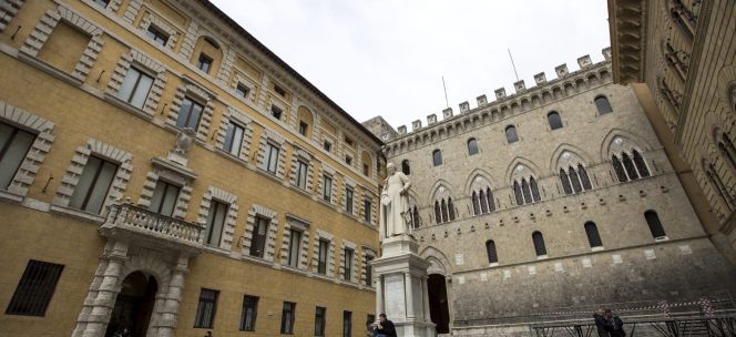 Fachada de la sede de la italiana Banca Monte dei Paschi di Siena (MPS) en Siena, Italia.