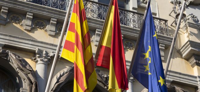 Banderas de Cataluña, España y la UE.