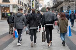 Vista de consumidores por el centro de Madrid, aprovechando la campaña navideña.