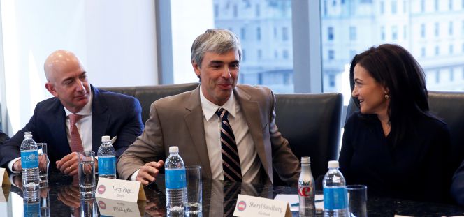 Larry Page (centro), CEO de Alphabet, y Sheryl Sandberg (derecha), jefa de operaciones de Facebook. A la izquierda, Jeff Bezos, CEO de Amazon.