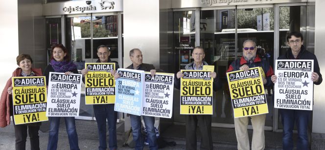 Integrantes de Adicae Castilla y León durante una manifestación para pedir a Europa la retroactividad total de las cláusulas suelo. EFEArchivo