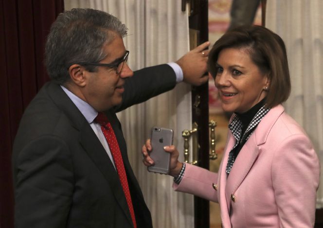 La ministra de Defensa, María Dolores de Cospedal (d) y el portavoz del partido Demócrata Europeo Catalán, Frances Homs del pleno del congreso del pasado día 21.