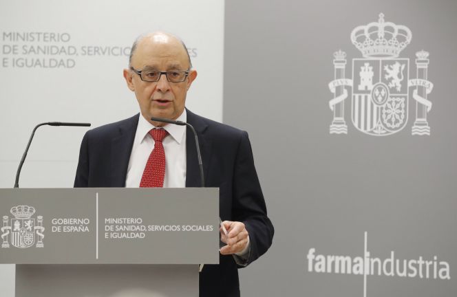 El ministro de Hacienda,Cristóbal Montoro, durante su intervención tras la firma de la renovación por un año del Protocolo de Colaboración en materia de sostenibilidad e innovación entre el ministerio de Haciena, el ministerio de Sanidad y Farmaindustria