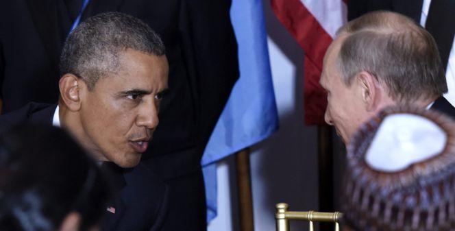 Foto de archivo tomada el 28 de septiembre de 2015 del presidente estadounidense, Barack Obama, mientras conversa con su homólogo ruso, Vladímir Putin.