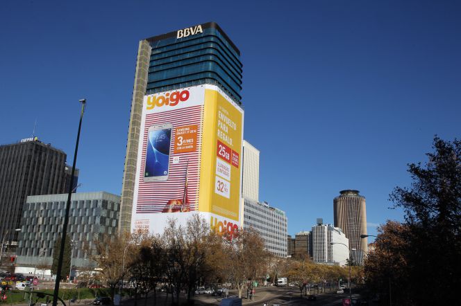 Publicidad de Yoigo en la antigua sede de BBVA, en el Paseo de la Castellana.