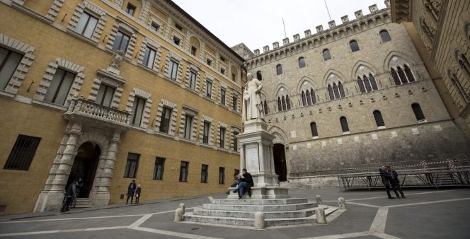 Fachada de la sede de la italiana Banca Monte dei Paschi di Siena (MPS) en Siena, Italia.
