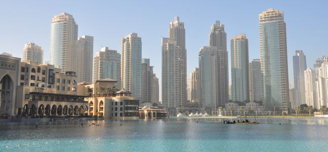 Panorámica de Dubái desde la torre Khalifa con el lago artificial.