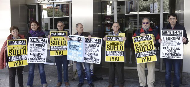 Integrantes de Adicae Castilla y León durante una manifestación en Valladolid para pedir a Europa la retroactividad total de las cláusulas suelo. EFEArchivo