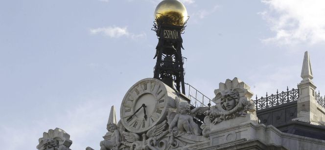 Reloj en la fachada de la sede del Banco de España, en la Plaza de Cibeles en Madrid. EFEArchivo