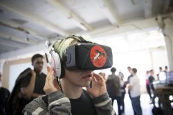 Un joven, en plena sesión con gafas de realidad virtual.