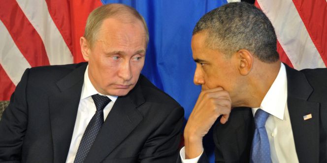 Foto de archivo tomada el 18 de junio de 2012 del presidente estadounidense, Barack Obama (dcha), mientras conversa con su homólogo ruso, Vladímir Putin.