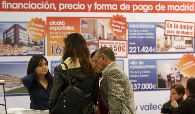 Varias personas en un salón inmobiliario. EFEArchivo