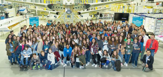 Alumnos del Instituto Laguna de Joatzel de Getafe, durante una visita a la planta de Airbus en la localidad madrileña.rn