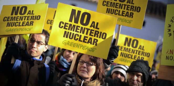 Una de las manifestacón de Greenpeace contra la construcción del ATC en Villar de Cañas (Cuenca).