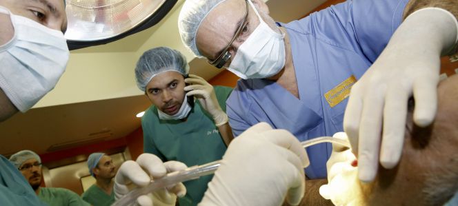 El odontólogo Pedro Peña, realiza una operación, con unas Google Glass.