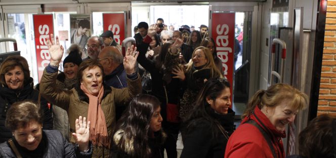 Cientos de personas han acudido esta mañana a hacer sus compras en el primer día de las rebajas de invierno.