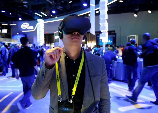 Una persona utiliza un visor de realidad virtual en la feria de electrónica de consumo, CES (Consumer Electronics Show).