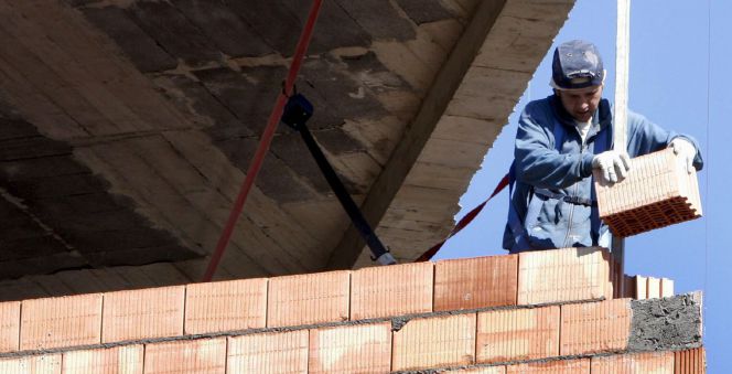 Un obrero trabaja en la construcción de una vivienda. EFEArchivo