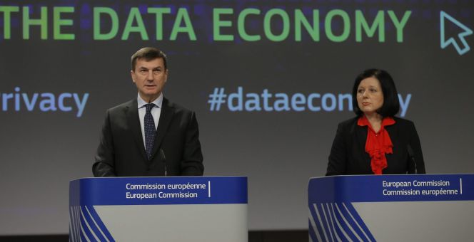 El vicepresidente de la CE para el Mercado Único Digital, Andrus Ansip (i), y la comisaria europea de Consumo, Vera Jourová (d), presentan en rueda de prensa la nueva normativa sobre privacidad.