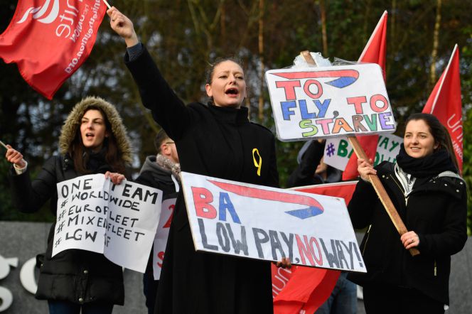 Azafatas de British Airways durante la protesta celebrada esta mañana en el aeropuerto escocés de Glasgow.
