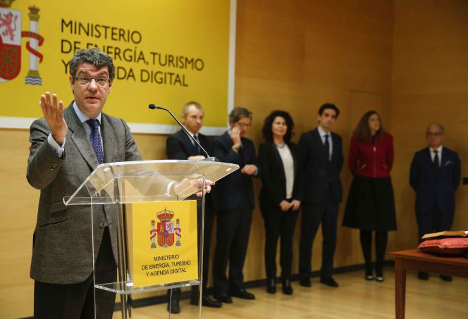 El ministro de Energía, Álvaro Nadal, durante la toma de posesión de sus altos cargos, hoy en Madrid.
