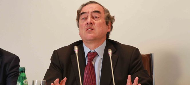La CEOE propone un alza salarial de hasta el 2% en 2017
