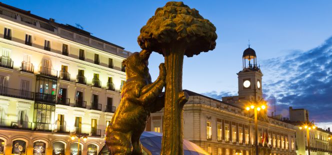 Estatua del oso y el madroño, símbolo madrileño, en la Puerta del Sol.