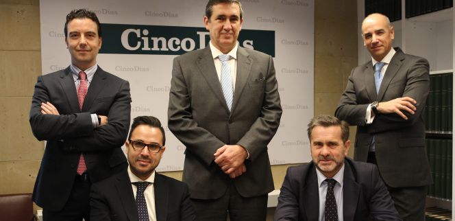 De izda a dcha y de pie, Roberto Rodríguez, director de Continuidad de Negocio del Grupo Santander; Guillermo Llorente, subdirector de Seguridad y Medio Ambiente de Mapfre; Fernando Picatoste, socio en el área de Risk Advisory Services de Deloitte. Sentados, José Javier Podeda, gerente de Recovey & Resolution Planning de Grupo Santander; y Joaquín Castellón, director operativo de Seguridad Nacional.