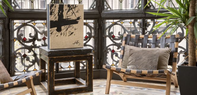 Obra de la Sèrie negre de Tàpies, editada por Artika.