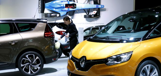 Una trabajadora un automóvil de Renault expuesto en el Salón del Motor Europeo en Bruselas.