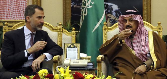 El rey Felipe VI durante el encuentro mantenido con el príncipe Faisal Bin Bandar Bin Abdulaziz Al-Saud, gobernador de Riad, a su llegada hoy el aeropuerto internacional rey Jaled de Riad.