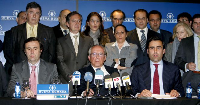 El patriarca de Nueva Rumasa, José María Ruiz Mateos, acompañado por alguno de sus hijos y parte del personal de sus empresas en 2011.