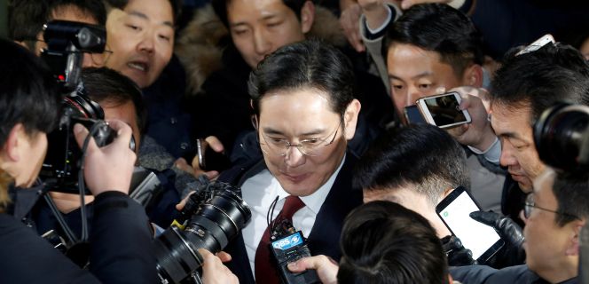 Lee Jae-Yong, vicepresidente de Samsung Electronics, rodeado de diferentes medios, este lunes en Seúl.