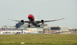 Las ‘low cost’ elevan la presión a IAG en vuelos largos de bajo coste
